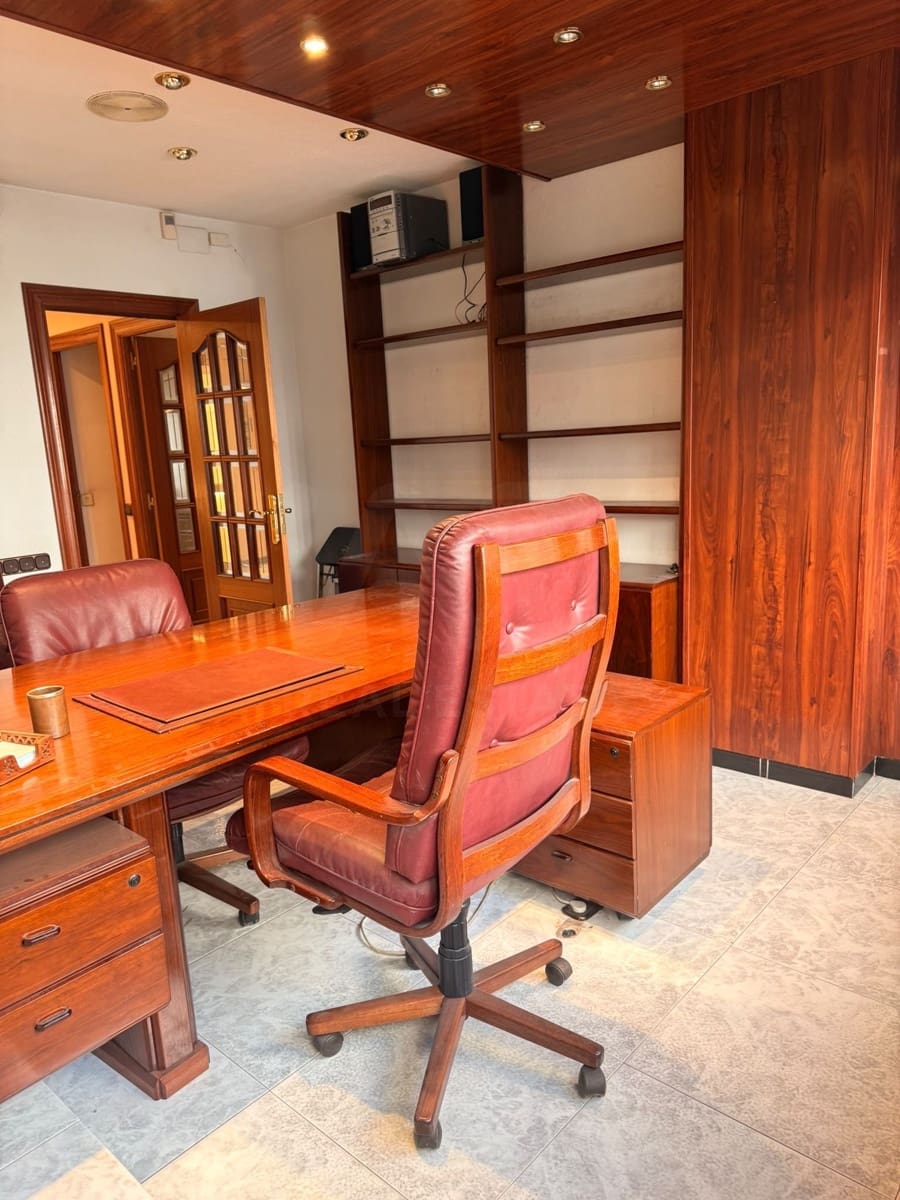 Commercieel te koop in Leon stad - € 82.000 (Ref: 10175766)