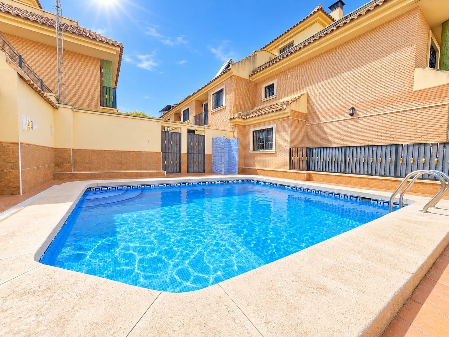 3 quarto Moradia em Banda para venda em Beniajan com piscina garagem - 295 000 € (Ref: 10179507)