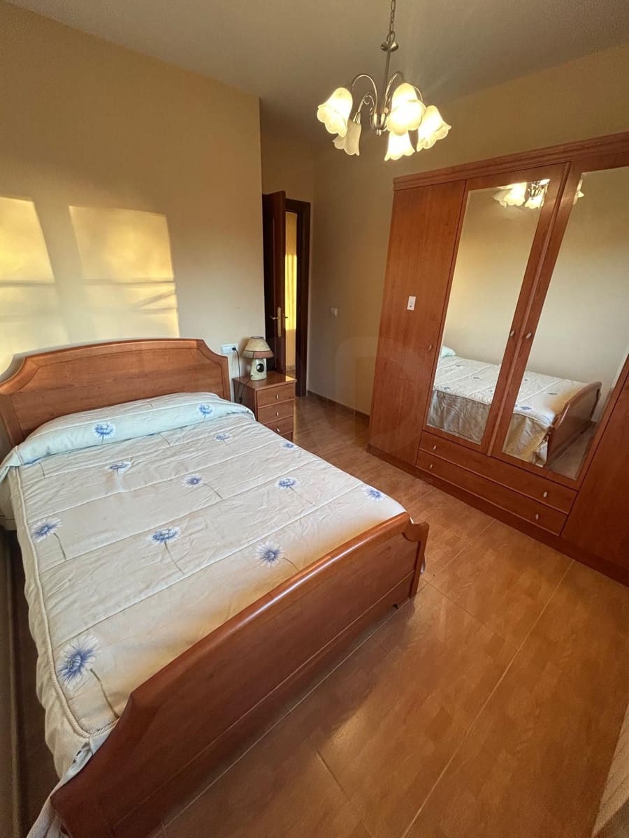3 bedroom Villa for sale in Roperuelos del Paramo with garage - € 75,000 (Ref: 10179510)