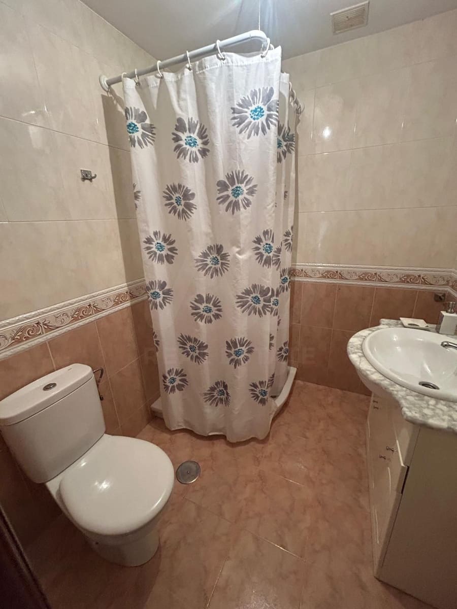 3 bedroom Villa for sale in Roperuelos del Paramo with garage - € 75,000 (Ref: 10179510)