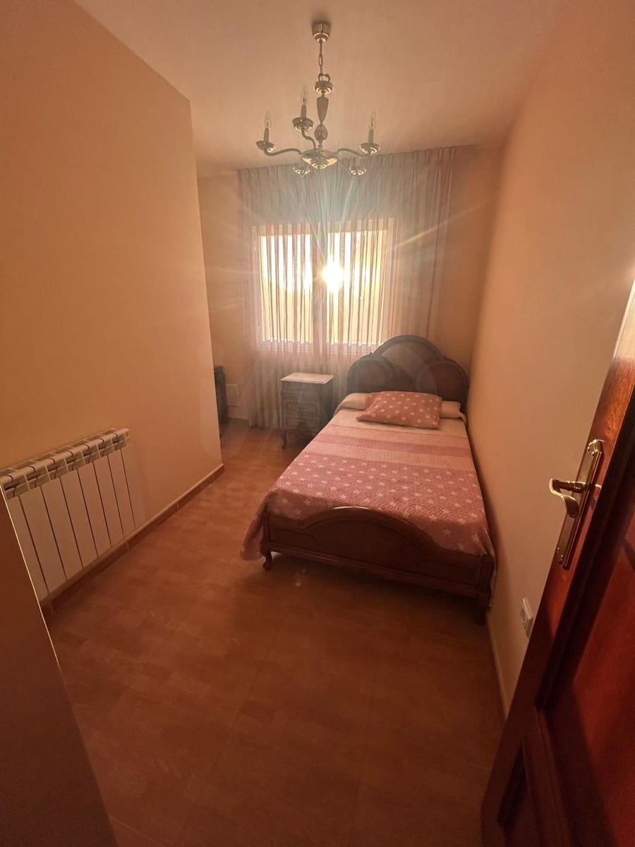 3 bedroom Villa for sale in Roperuelos del Paramo with garage - € 75,000 (Ref: 10179510)