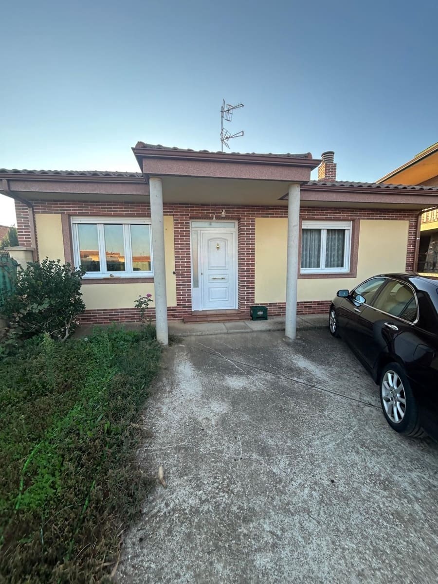 3 bedroom Villa for sale in Roperuelos del Paramo with garage - € 75,000 (Ref: 10179510)