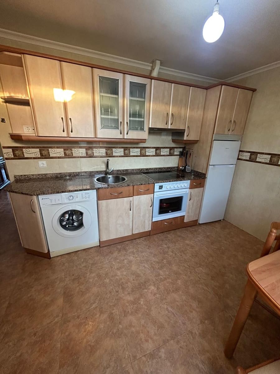 3 bedroom Villa for sale in Roperuelos del Paramo with garage - € 75,000 (Ref: 10179510)
