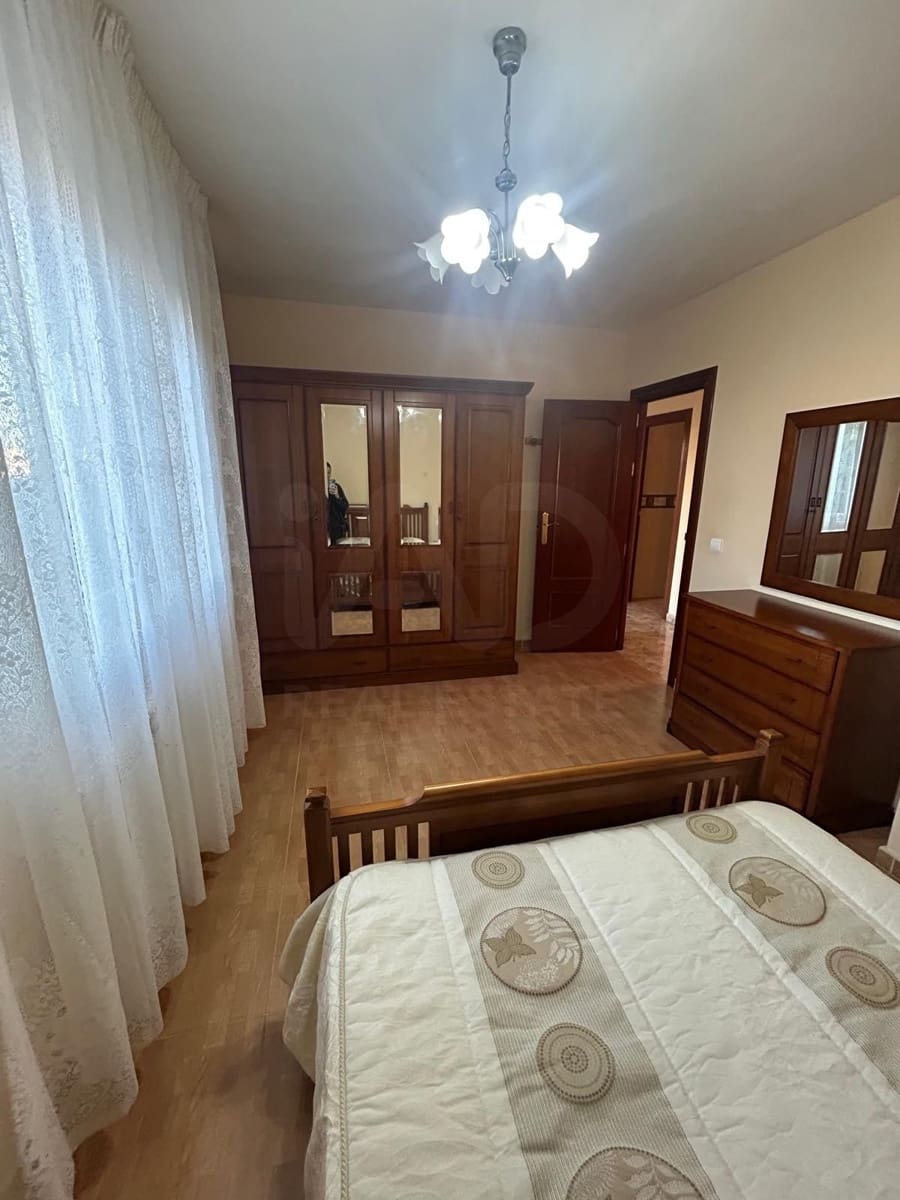 3 bedroom Villa for sale in Roperuelos del Paramo with garage - € 75,000 (Ref: 10179510)