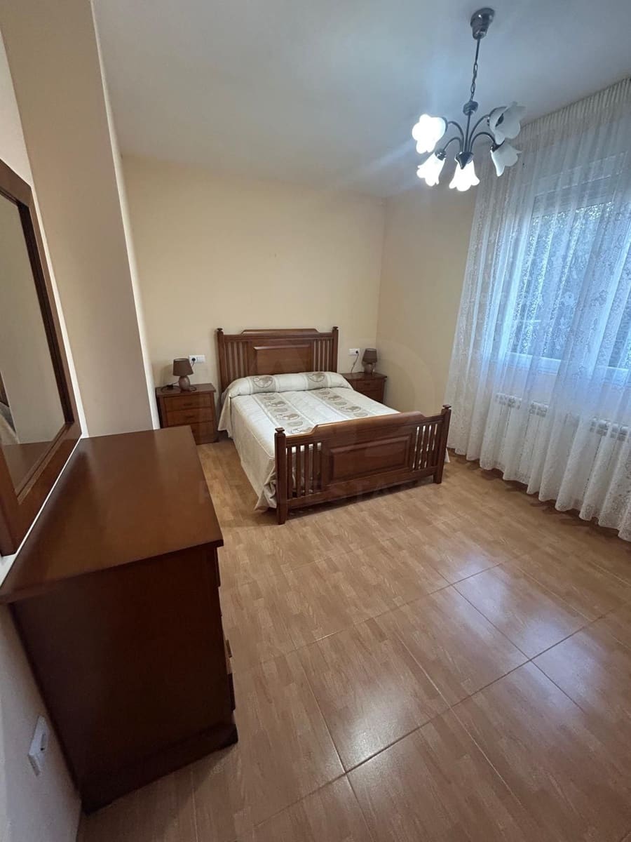 3 bedroom Villa for sale in Roperuelos del Paramo with garage - € 75,000 (Ref: 10179510)