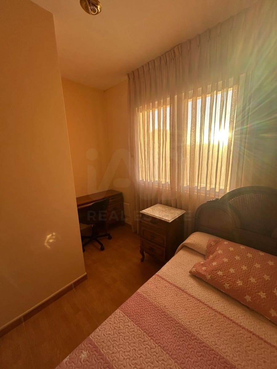 3 bedroom Villa for sale in Roperuelos del Paramo with garage - € 75,000 (Ref: 10179510)