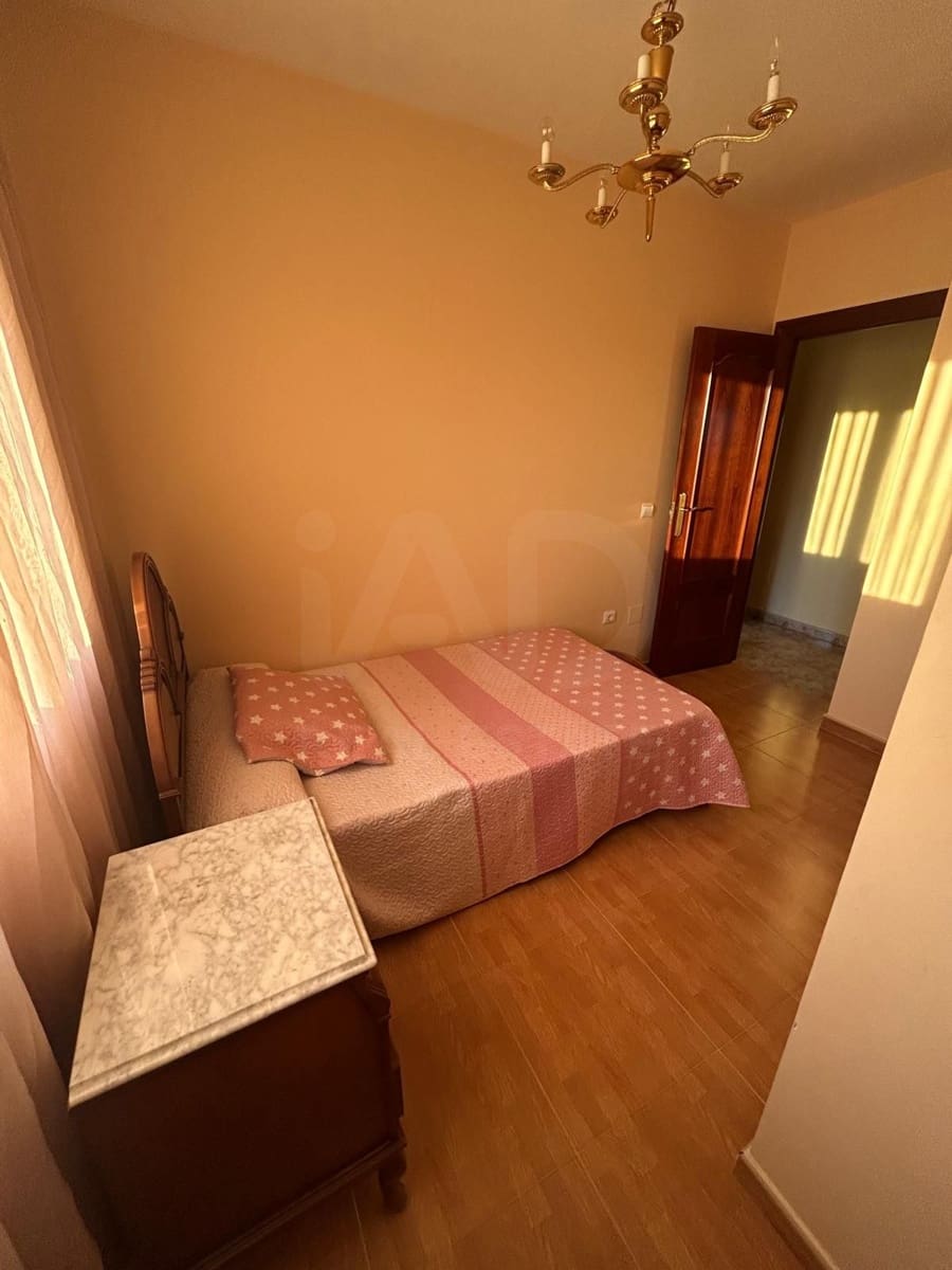 3 bedroom Villa for sale in Roperuelos del Paramo with garage - € 75,000 (Ref: 10179510)