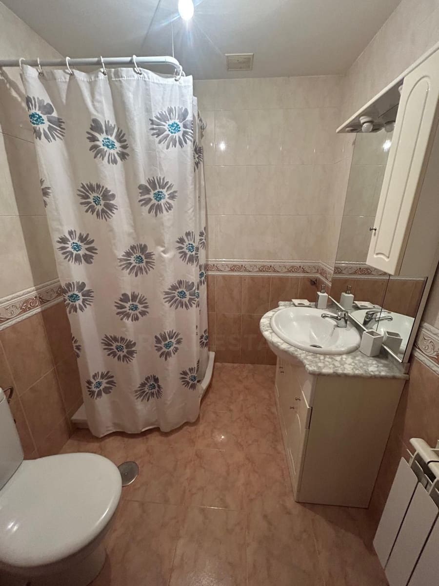3 bedroom Villa for sale in Roperuelos del Paramo with garage - € 75,000 (Ref: 10179510)