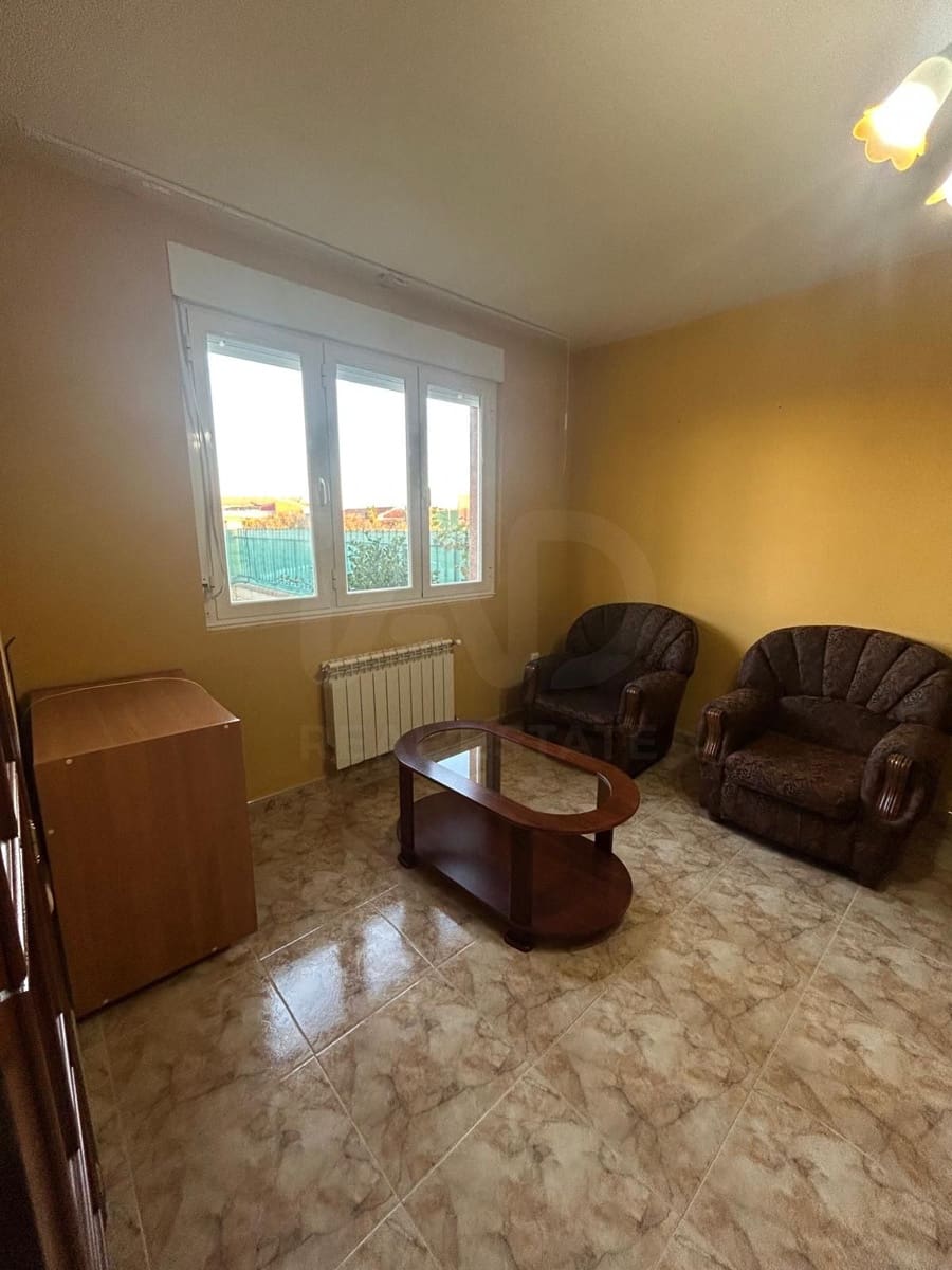 3 bedroom Villa for sale in Roperuelos del Paramo with garage - € 75,000 (Ref: 10179510)
