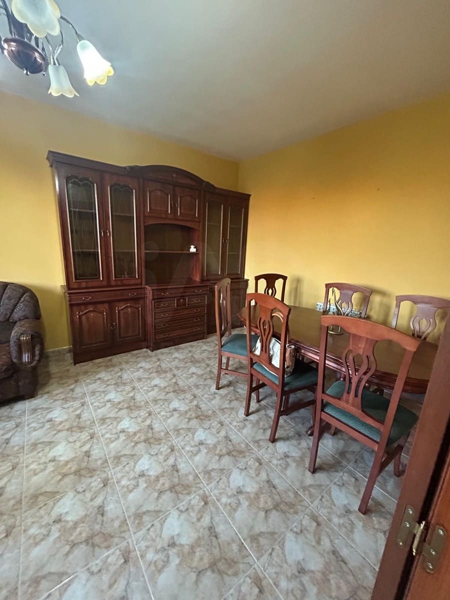3 bedroom Villa for sale in Roperuelos del Paramo with garage - € 75,000 (Ref: 10179510)