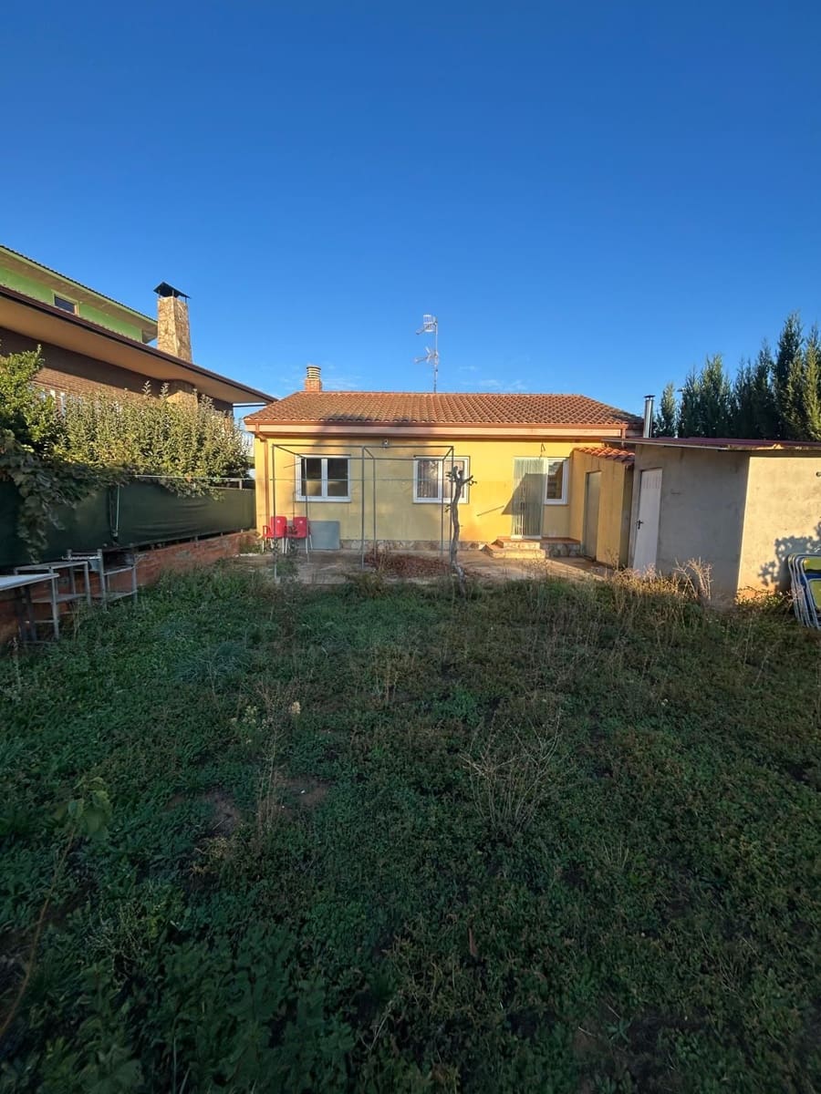 3 bedroom Villa for sale in Roperuelos del Paramo with garage - € 75,000 (Ref: 10179510)