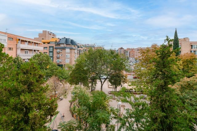 4 bedroom Apartment for sale in Pueblo Nuevo, Madrid city - € 479,000 (Ref: 10182382)