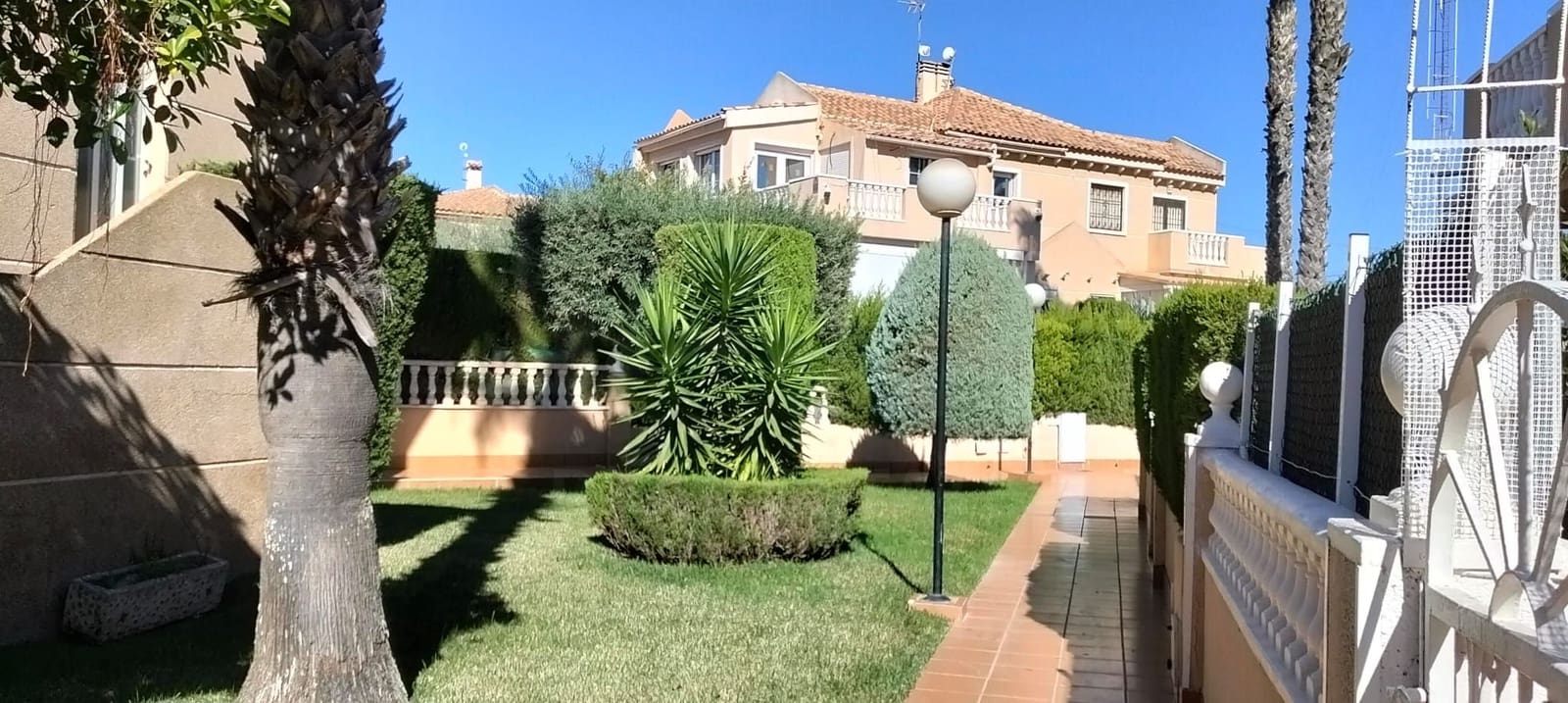 Adosado de 2 habitaciones en Torrevieja en venta con piscina - 197.000 € (Ref: 10182393)