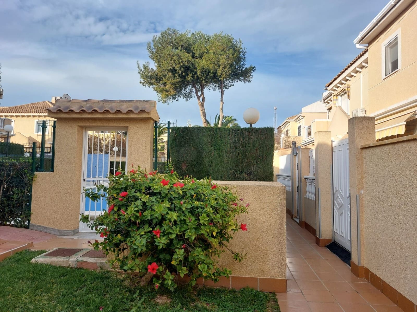 Adosado de 2 habitaciones en Torrevieja en venta con piscina - 197.000 € (Ref: 10182393)