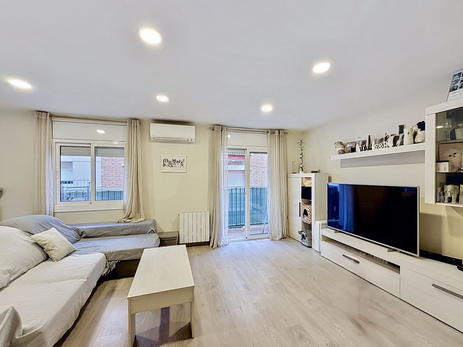 2 bedroom Apartment for sale in Sant Joan Despi - € 238,000 (Ref: 10182395)