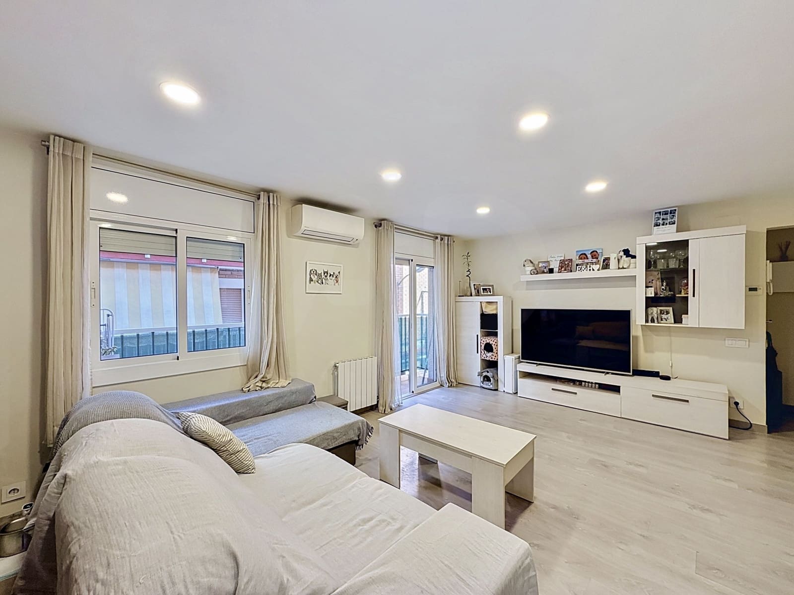 2 bedroom Apartment for sale in Sant Joan Despi - € 238,000 (Ref: 10182395)