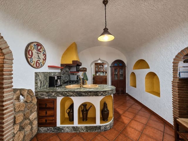 5 bedroom Finca/Country House for sale in Guadix with pool garage - € 445,000 (Ref: 10184105)