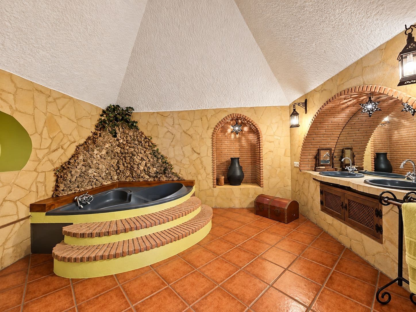 5 bedroom Finca/Country House for sale in Guadix with pool garage - € 445,000 (Ref: 10184105)