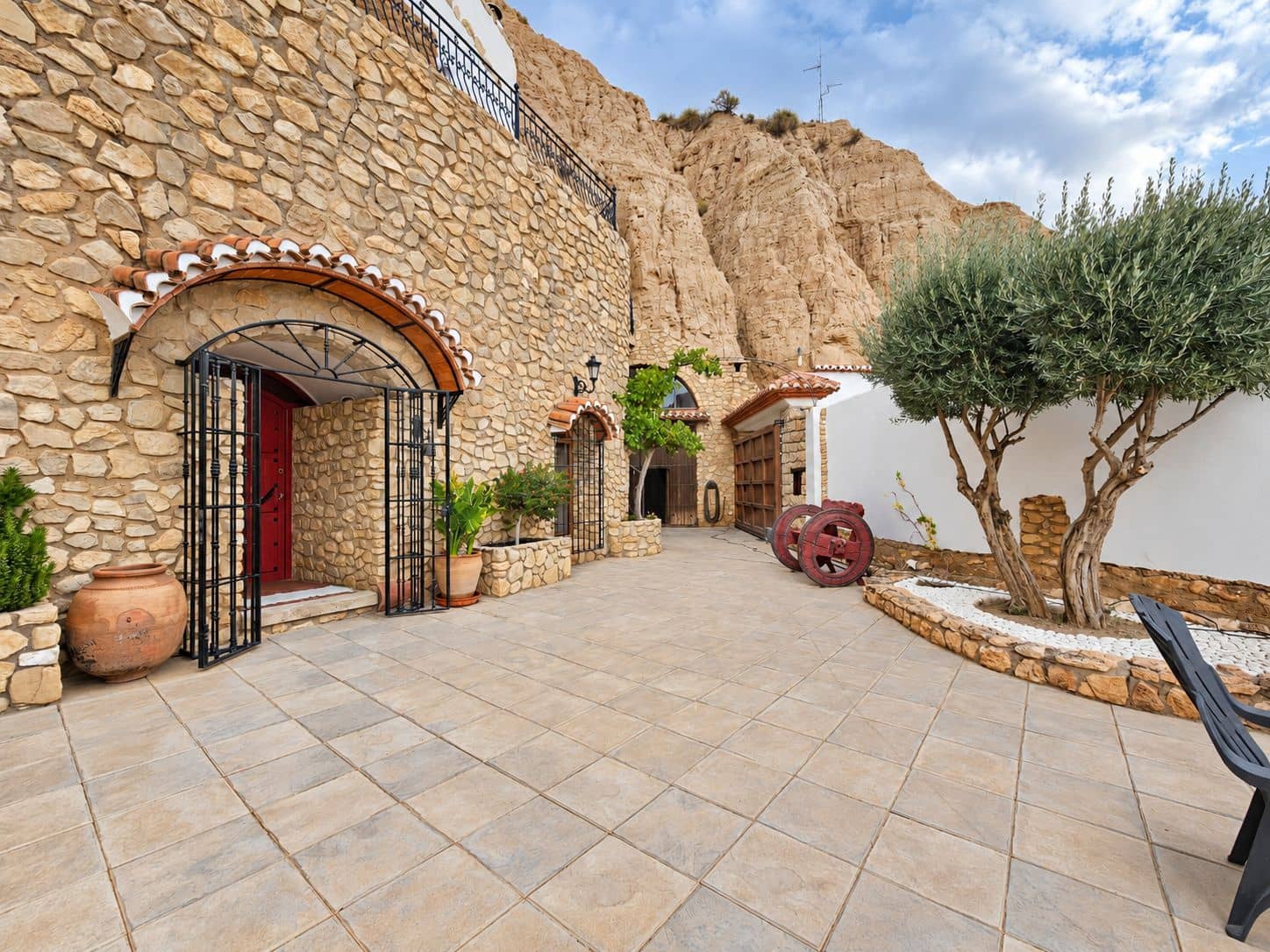 5 bedroom Finca/Country House for sale in Guadix with pool garage - € 445,000 (Ref: 10184105)