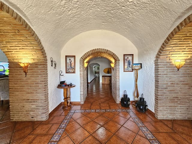 5 bedroom Finca/Country House for sale in Guadix with pool garage - € 445,000 (Ref: 10184105)