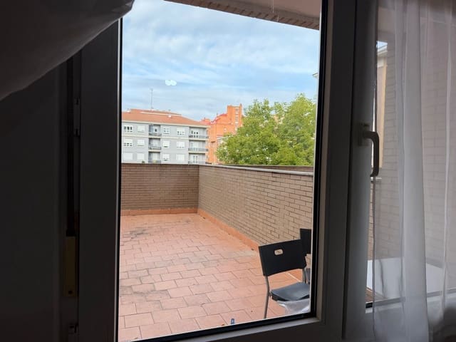 Apartamento de 3 habitaciones en León ciudad en alquiler - 900 € (Ref: 10184116)