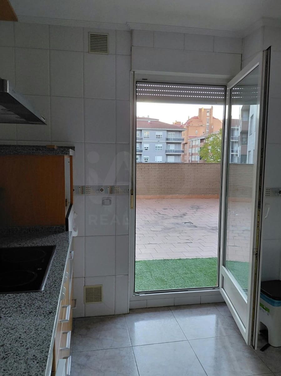 Apartamento de 3 habitaciones en León ciudad en alquiler - 900 € (Ref: 10184116)