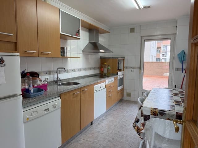 Apartamento de 3 habitaciones en León ciudad en alquiler - 900 € (Ref: 10184116)