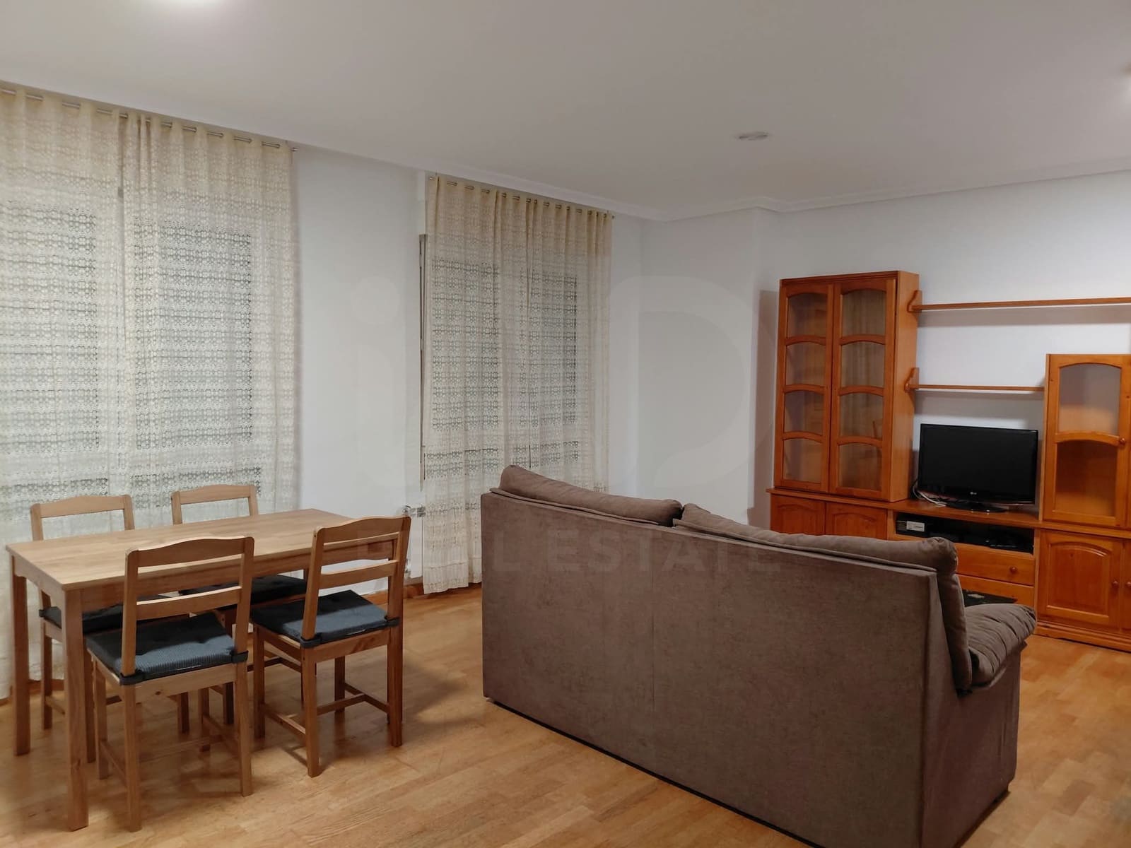 Apartamento de 3 habitaciones en León ciudad en alquiler - 900 € (Ref: 10184116)
