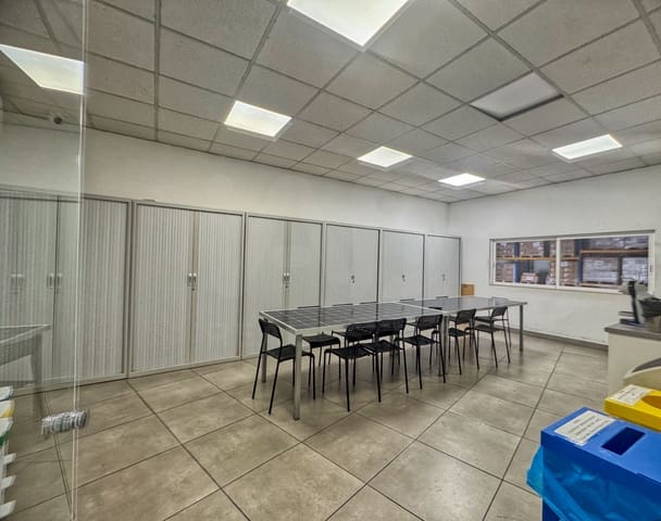 Kaupallinen myytävänä paikassa Móstoles mukana 
autotalli - 1 100 000 € (Ref: 10186070)