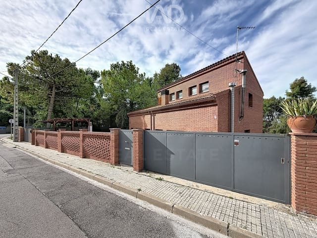 6 soverom Kjedet enebolig til salgs i Terrassa med garasje - € 719 000 (Ref: 10186310)