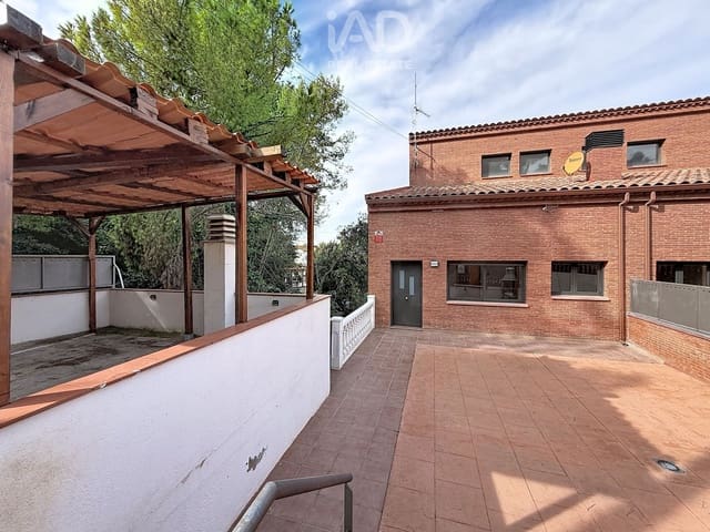 6 soverom Kjedet enebolig til salgs i Terrassa med garasje - € 719 000 (Ref: 10186310)