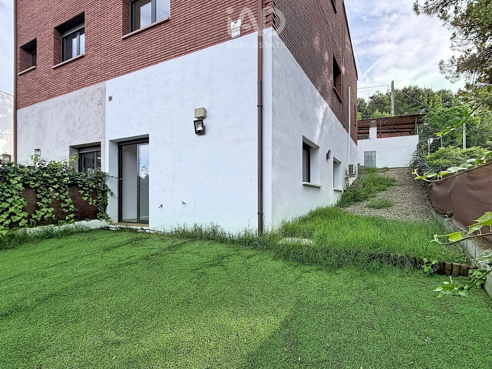 6 soverom Kjedet enebolig til salgs i Terrassa med garasje - € 719 000 (Ref: 10186310)