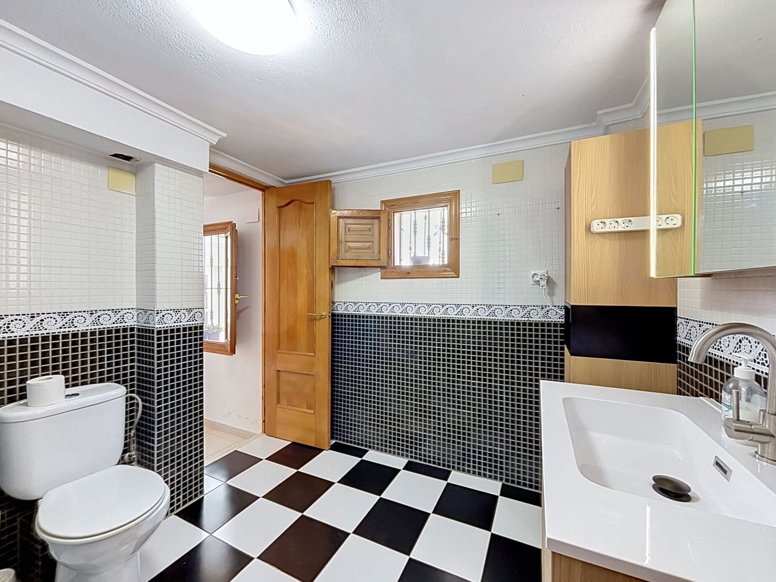 4 soverom Hus til salgs i Valencia by med svømmebasseng - € 250 000 (Ref: 9987373)