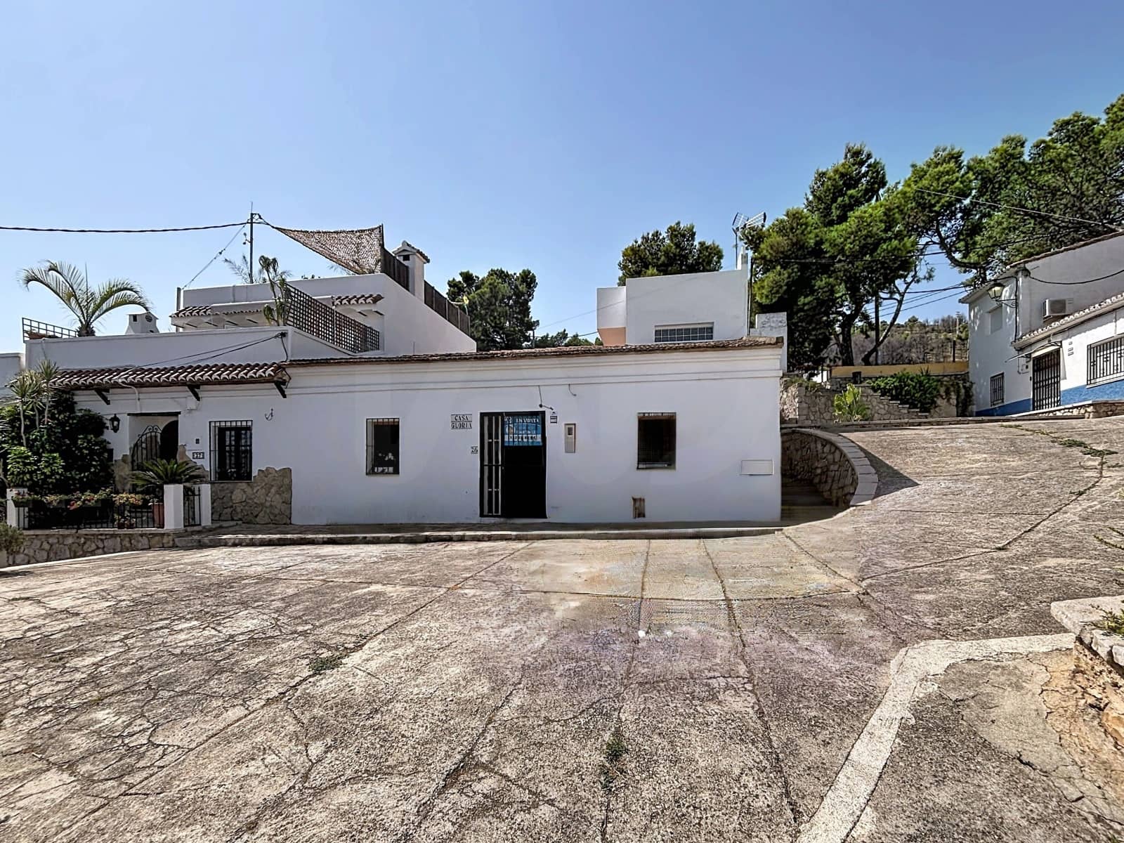 4 bedroom Townhouse for sale in Oliva with pool - € 250,000 (Ref: 9987373)