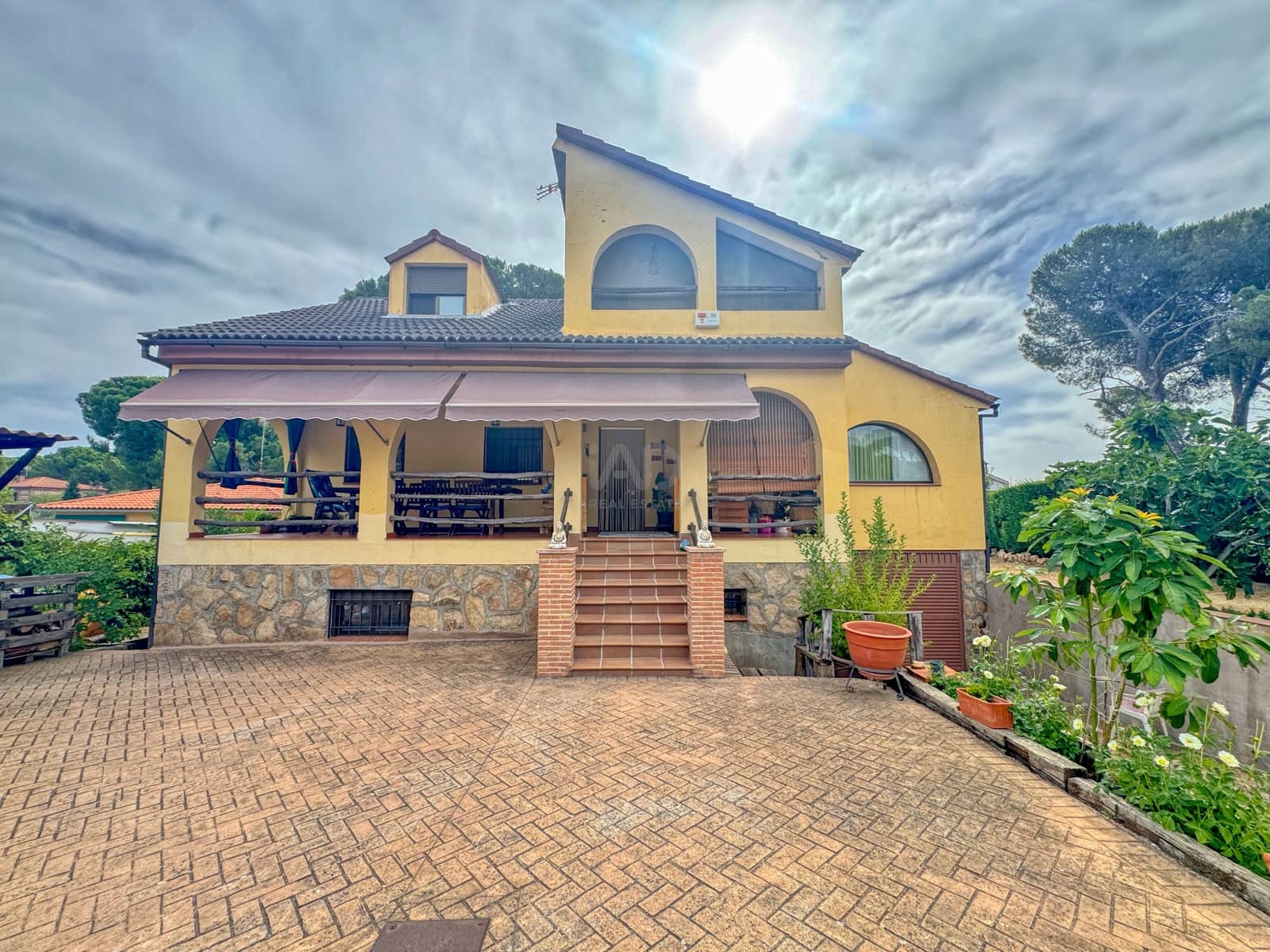 3 bedroom Villa for sale in Toledo city with pool garage - € 268,000 (Ref: 9987376)