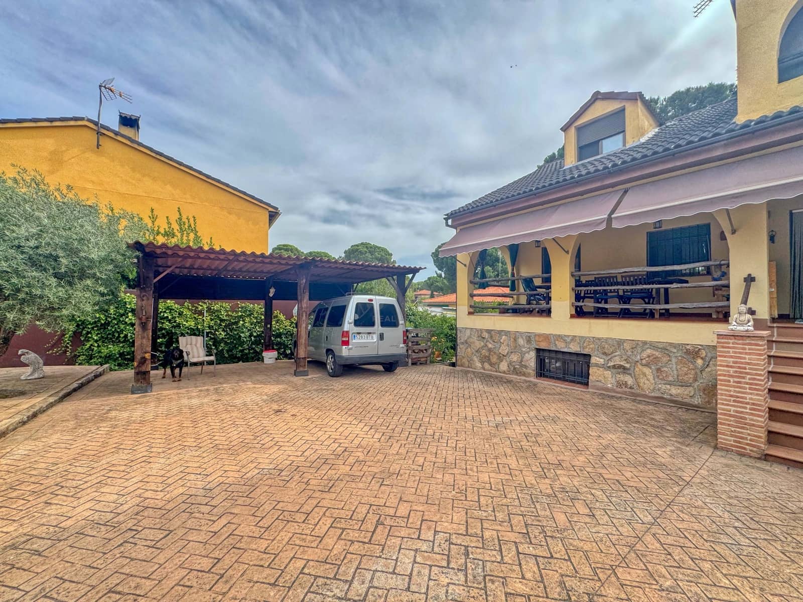 3 bedroom Villa for sale in Toledo city with pool garage - € 268,000 (Ref: 9987376)