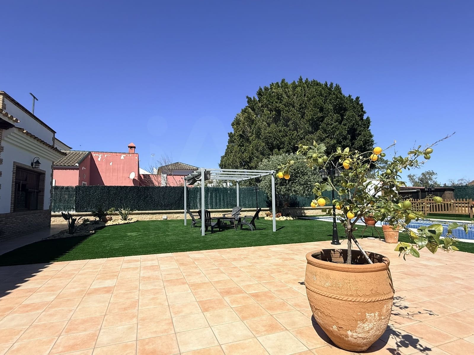 Chalet de 3 habitaciones en Huelva ciudad en venta con piscina - 480.000 € (Ref: 9987390)