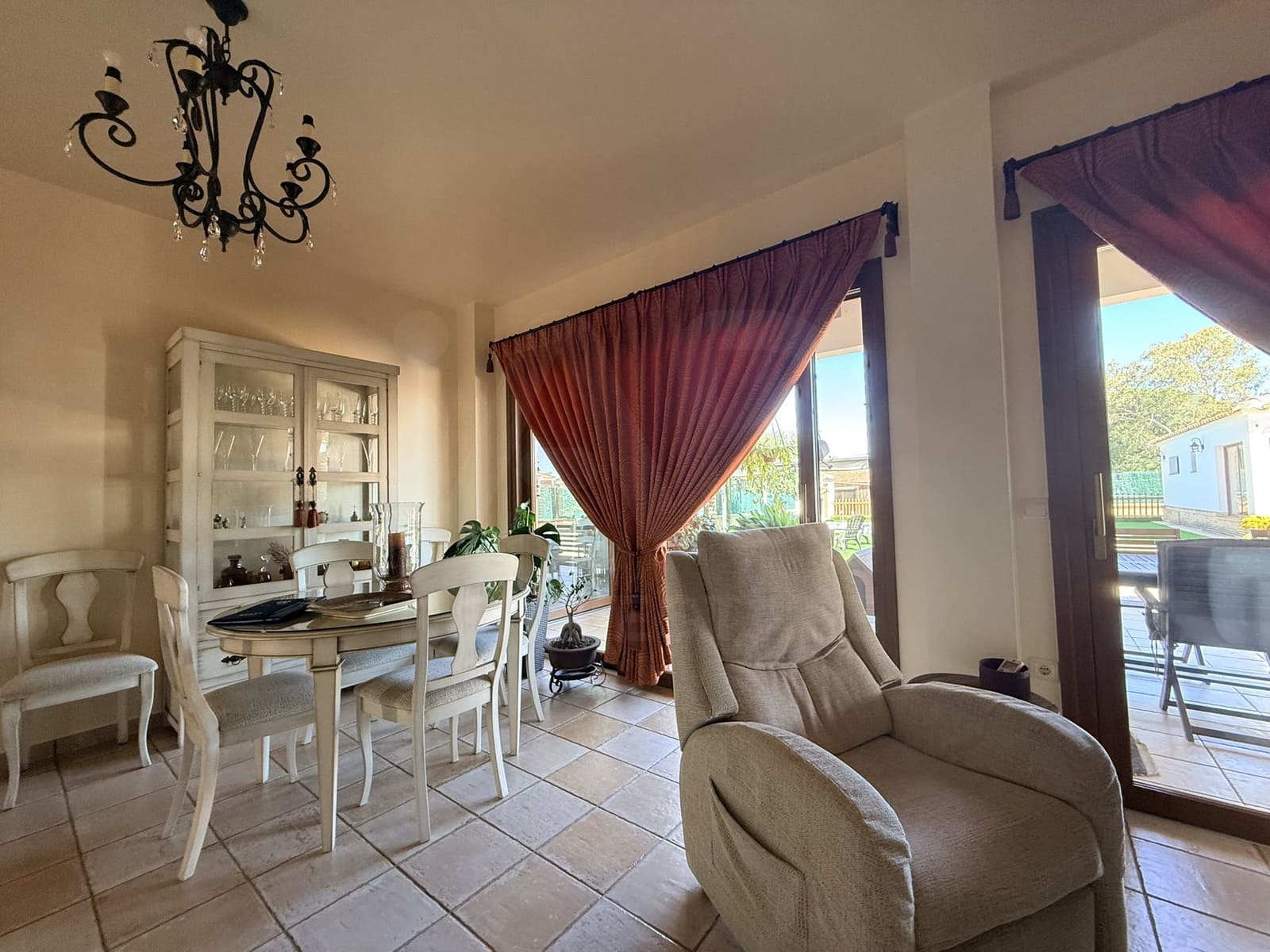 Chalet de 3 habitaciones en Huelva ciudad en venta con piscina - 480.000 € (Ref: 9987390)