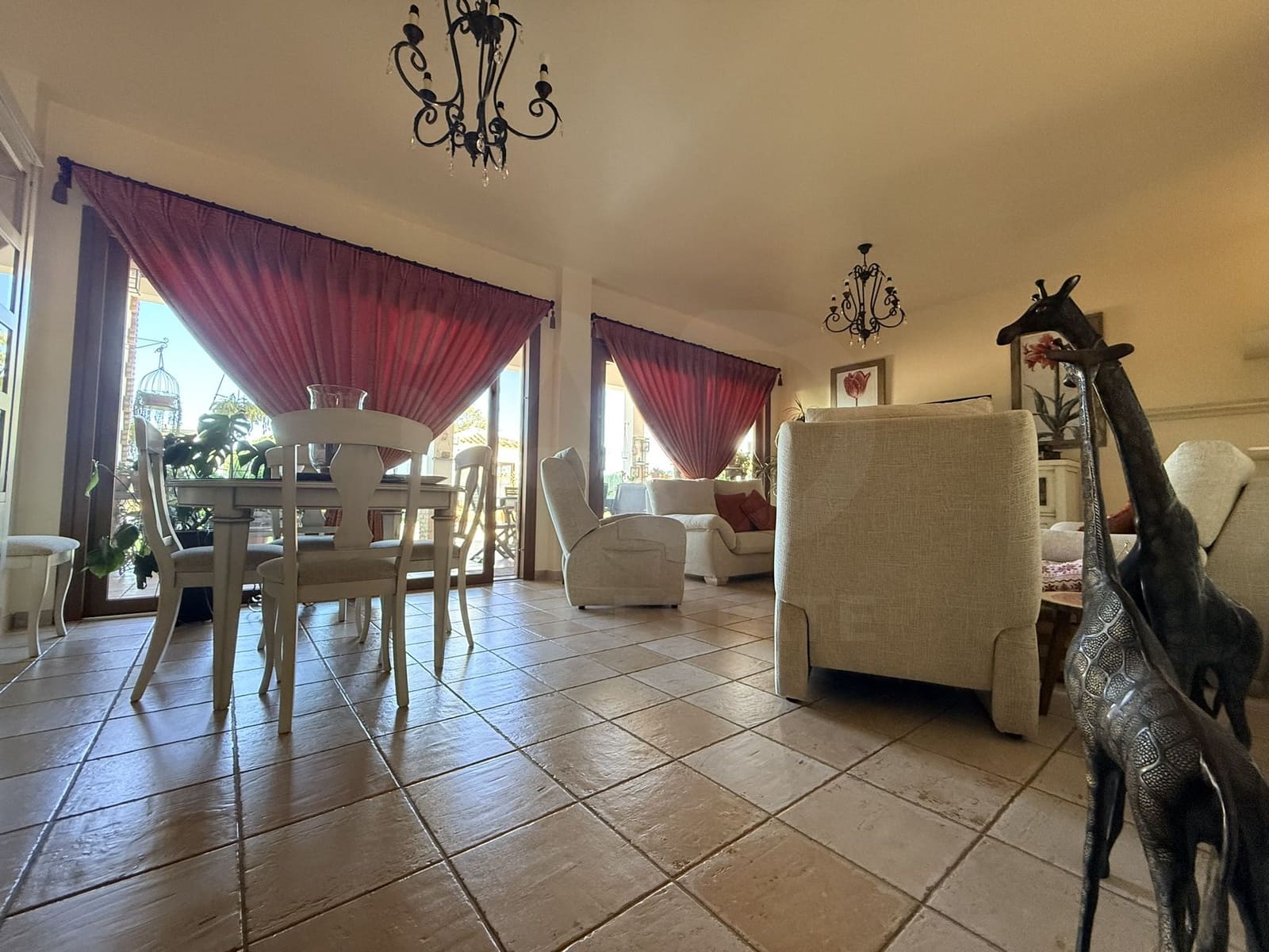 Chalet de 3 habitaciones en Huelva ciudad en venta con piscina - 480.000 € (Ref: 9987390)