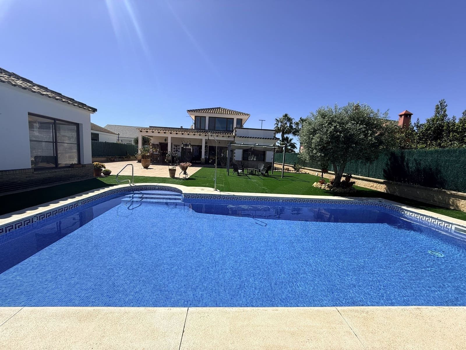 Chalet de 3 habitaciones en Huelva ciudad en venta con piscina - 480.000 € (Ref: 9987390)