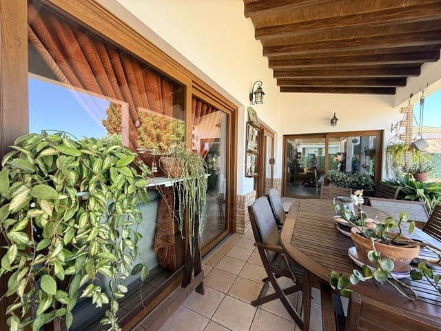 Chalet de 3 habitaciones en Huelva ciudad en venta con piscina - 480.000 € (Ref: 9987390)