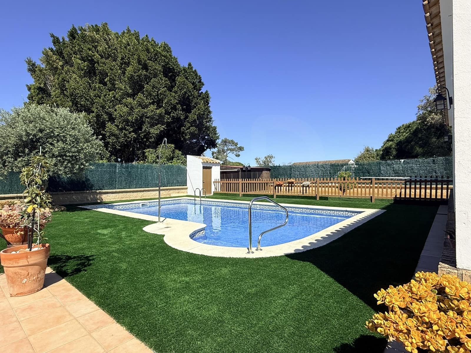 Chalet de 3 habitaciones en Huelva ciudad en venta con piscina - 480.000 € (Ref: 9987390)