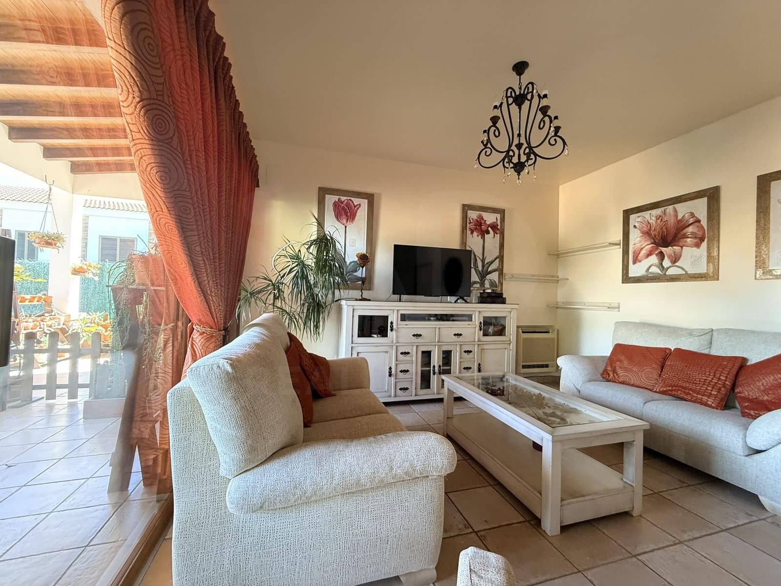 Chalet de 3 habitaciones en Huelva ciudad en venta con piscina - 480.000 € (Ref: 9987390)