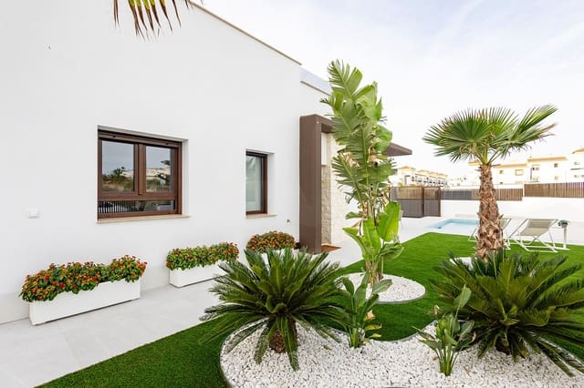 Chalet de 2 habitaciones en Orihuela en venta con piscina - 351.000 € (Ref: 9987415)