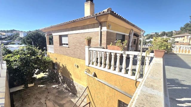 6 soveværelse Byhus til salg i Calafell med garage - € 350.000 (Ref: 9987462)