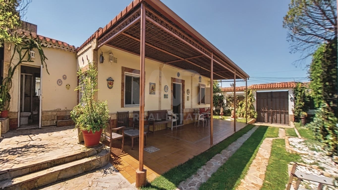 5 soverom Hus til salgs i Sevilla by med svømmebasseng garasje - € 360 000 (Ref: 9987485)