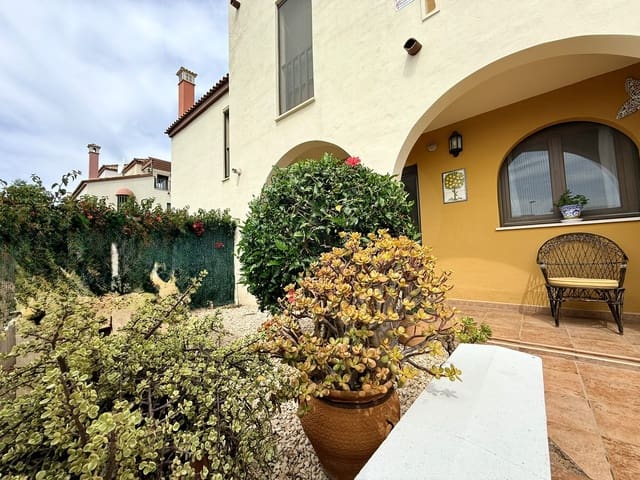 3 soverom Rekkehus til salgs i Huelva by med svømmebasseng - € 265 000 (Ref: 9987487)