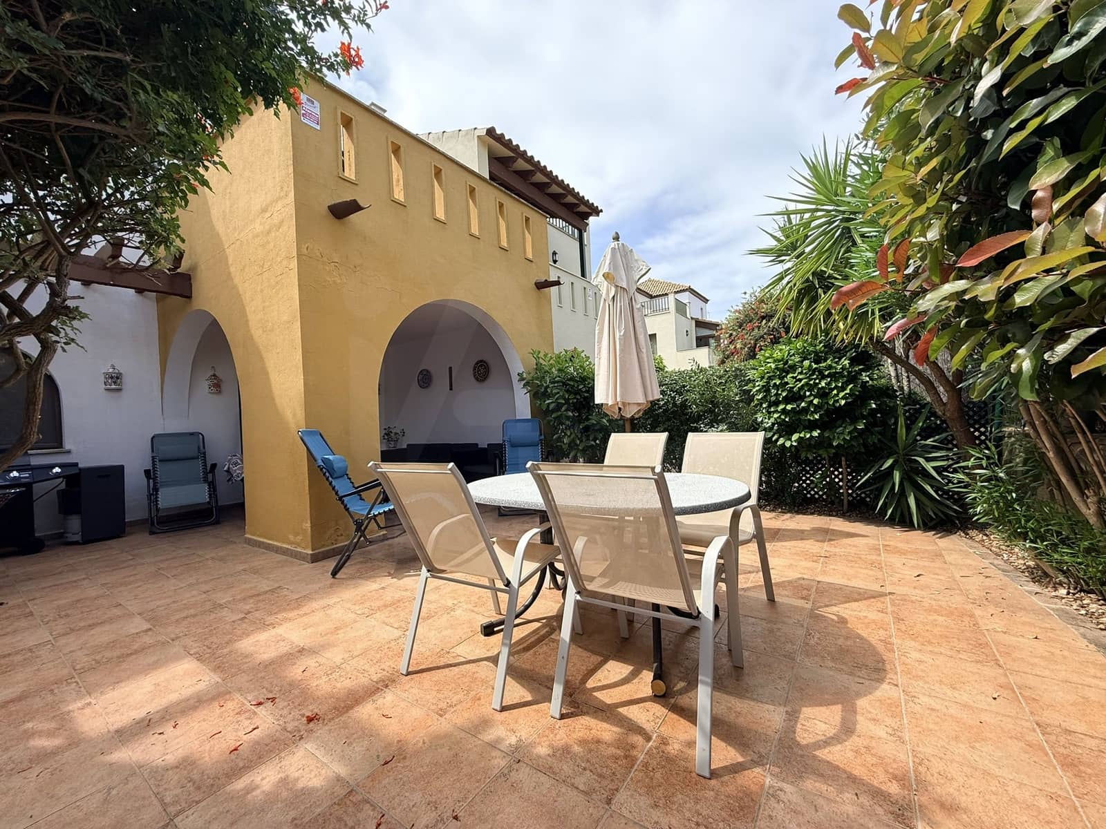 3 sypialnia Dom szeregowy na sprzedaż w Miasto Huelva z basenem - 265 000 € (Ref: 9987487)