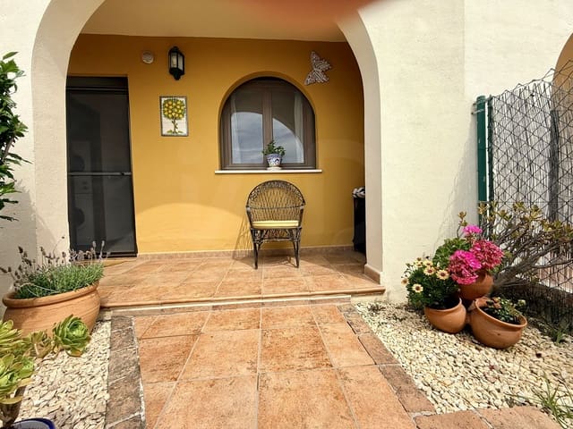 3 soverom Rekkehus til salgs i Huelva by med svømmebasseng - € 265 000 (Ref: 9987487)