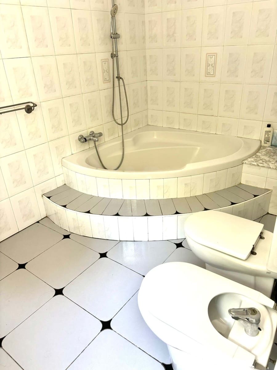 5 soveværelse Byhus til salg i Barcelona by med swimmingpool garage - € 495.000 (Ref: 9987496)